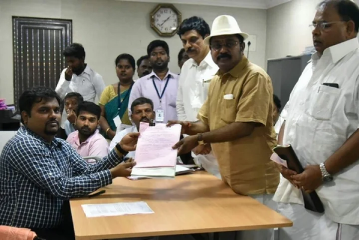 டிடிவி தினகரன் வேட்புமனு தள்ளுபடி?: மனுவை ஏற்க தேர்தல் அலுவலர் தயக்கம்!