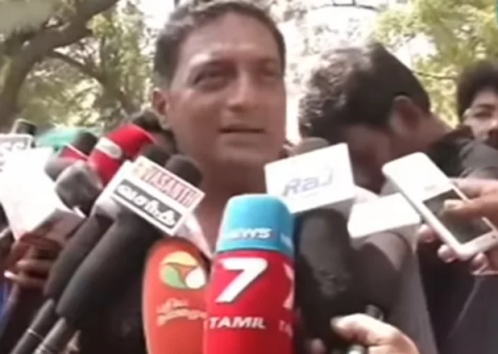 ஊடகங்களை பார்த்து செருப்படி கேள்விகேட்ட நடிகர் பிரகாஷ்ராஜ்!
