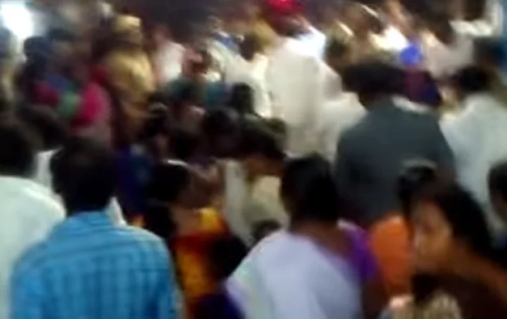 ஆர்கே நகரில் காரில் தப்பி ஓடிய அமைச்சர்: பொதுமக்கள் முற்றுகை! (வீடியோ இணைப்பு)