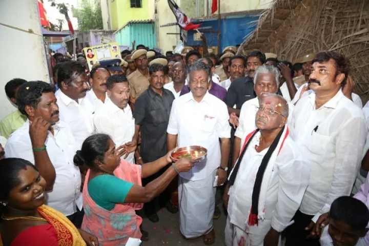 ஓபிஎஸ் அணியில் புகுந்துள்ள தினகரனின் ஸ்லீப்பர் செல்கள்: களையெடுப்பாரா ஓபிஎஸ்!