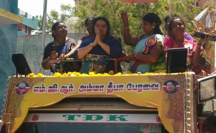 காரில் இருந்த படியே ஓட்டு கேட்ட தீபா - கடுப்பான ஆர்.கே.நகர் மக்கள்