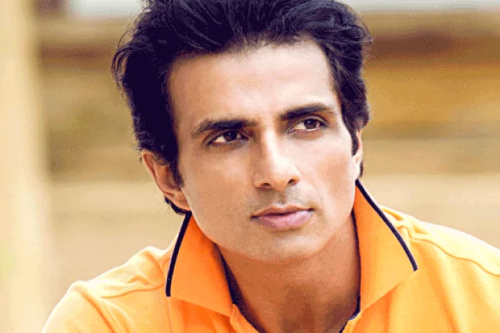 உயிருக்கு போராடிய பெண் கொரோனா நோயாளி! – விமானம் அனுப்பிய சோனுசூட்