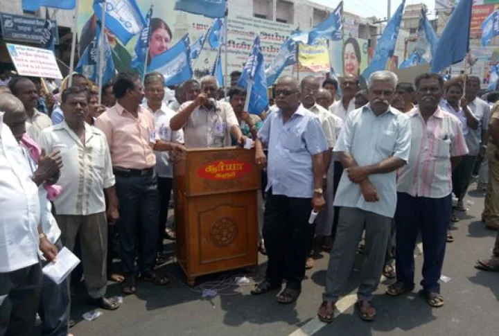 போக்குவரத்து துறை அமைச்சர் தொகுதியில் போக்குவரத்து கழக பணியாளர்கள் ஆர்பாட்டம்