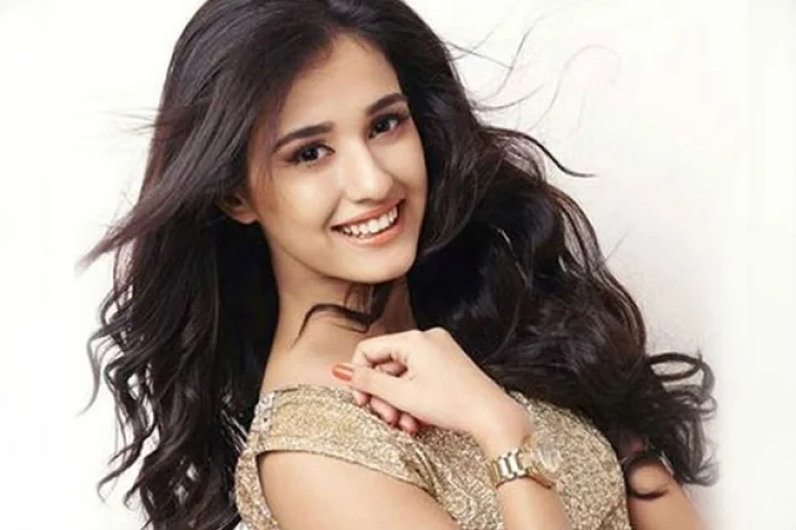 இந்தூர் ஐபிஎல் துவக்க விழாவில் தோனியின் ரீல் காதலி!!