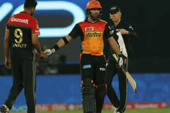 பொளந்து கட்டிய யுவராஜ் சிங். பெங்களூருக்கு 208 ரன்கள் இலக்கு