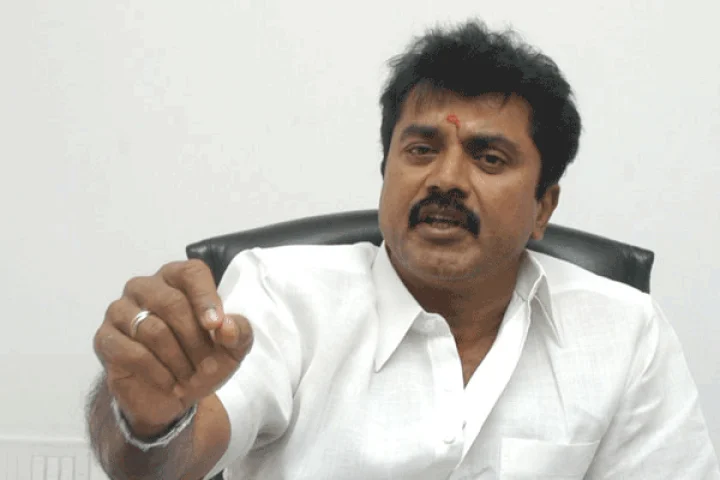 டிடிவி தினகரனுக்கு சரத்குமார் திடீர் ஆதரவு: பெட்டி கைமாறியதா?