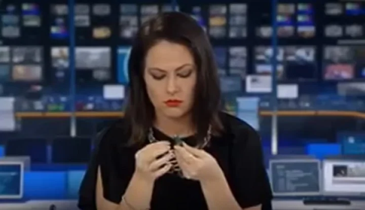 நேரடி ஒளிபரப்பில் இவர் என்ன செய்கிறார் பாருங்கள்... - வைரல் வீடியோ