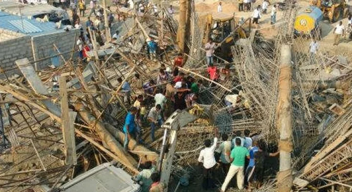 பள்ளிக் கட்டிடம் இடிந்து விழுந்து விபத்து; 20 பேர் சிக்கி தவிப்பு