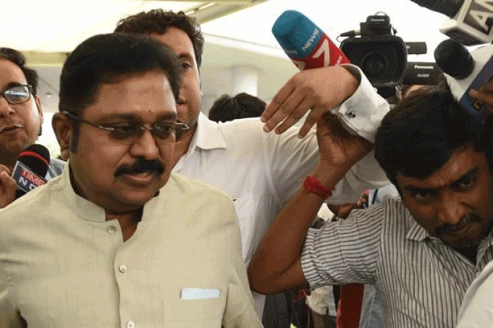 டெல்லியிலிருந்து வந்த போன் - கப்சிப் ஆன தினகரன்..