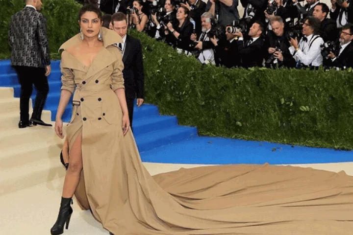 இம்புட்டு நீளமான உடை அணிந்து என்ன பிரயோஜனம்? மறைக்க வேண்டியதை மறைக்கலையே!