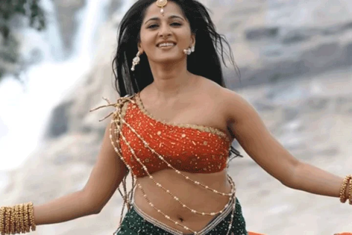 அந்தரங்களை கசியவிட்ட உதவியாளரை அதிரடியாக நீக்கிய அனுஷ்கா