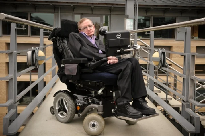 உலகைவிட்டு அனைவரும் ஓடிப்போய்விடுங்கள்: ஸ்டீஃபன் ஹாக்கிங் எச்சரிக்கை!!