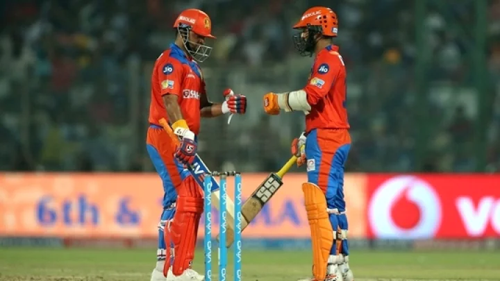 ஐபிஎல்10 - சீறிப்பாய்ந்த குஜராத்; ரெய்னா அதிரடியில் 208 ரன்கள் குவிப்பு