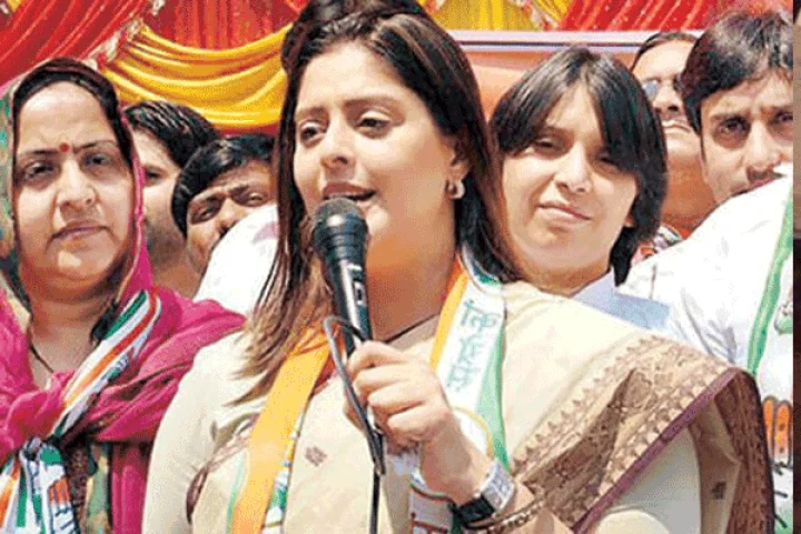 பிரதமர் மோடியே! வளையல் அணிந்து கொள்ளுங்கள்: நடிகை நக்மா