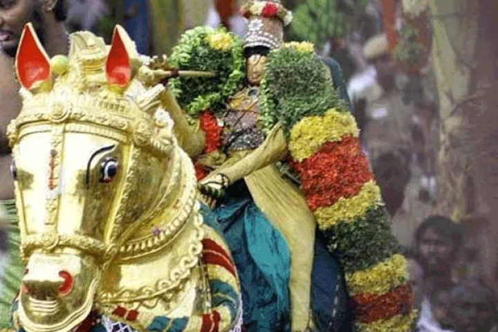 பச்சை பட்டு உடுத்தி வைகையில் இறங்கினார் அழகர். நாடு சுபிட்சம் ஆகுமா?