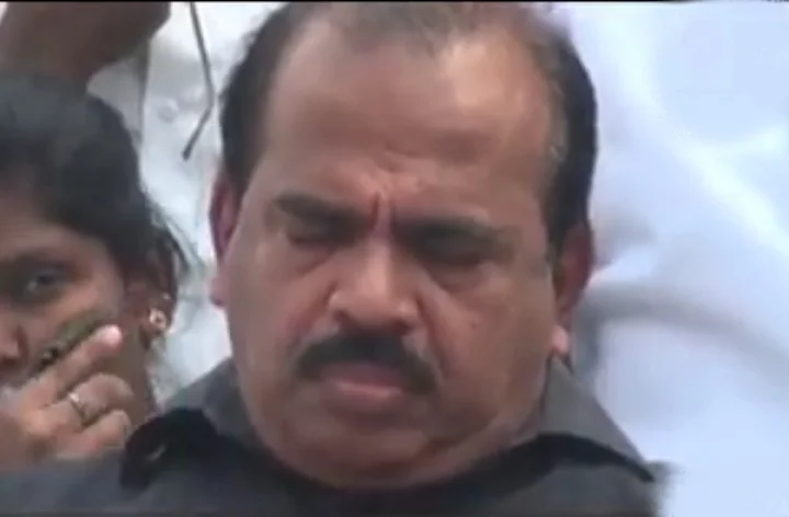 மேடையில் தூங்கி வழியும் நாஞ்சில் சம்பத்: தினகரன் கைதுக்கு மதுரையில் கண்டன கூட்டம் (வீடியோ இணைப்பு)