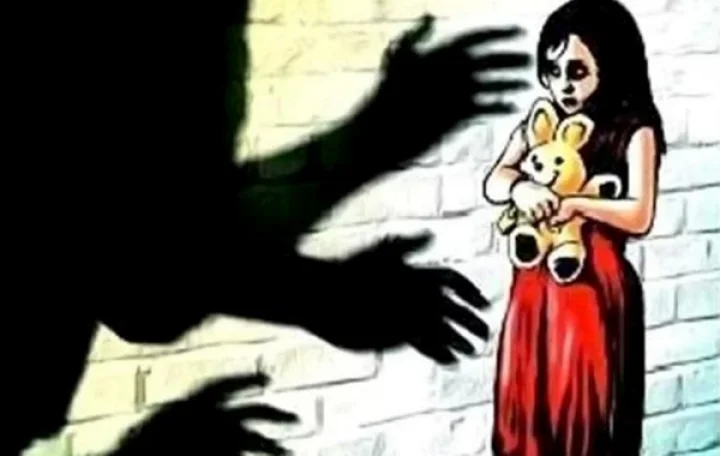 कॅन्सरच्या उपचारासाठी बदलापूरमध्ये आलेल्या १३ वर्षांच्या मुलीवर अनेक वेळा बलात्कार