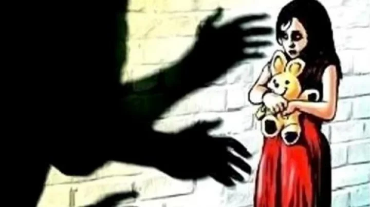कॅन्सरच्या उपचारासाठी बदलापूरमध्ये आलेल्या १३ वर्षांच्या मुलीवर अनेक वेळा बलात्कार