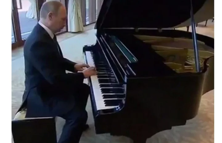 சீன அதிபர் வீட்டில் காத்திருந்த ரஷ்ய அதிபர் செய்த செயல்