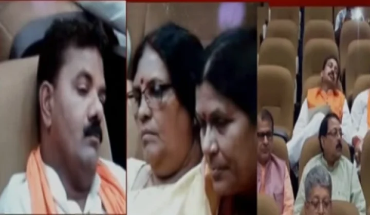 கடும் அமளிக்கிடையே ஆனந்தமாய் தூங்கிய எம்.எல்.ஏ.க்கள்: வைரல் வீடியோ!!