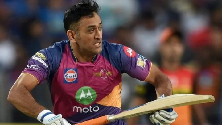 தோனி ஒரு இரக்கமற்ற அரக்கன்: பழிப்பது போல் புகழும் கிளார்க்!!