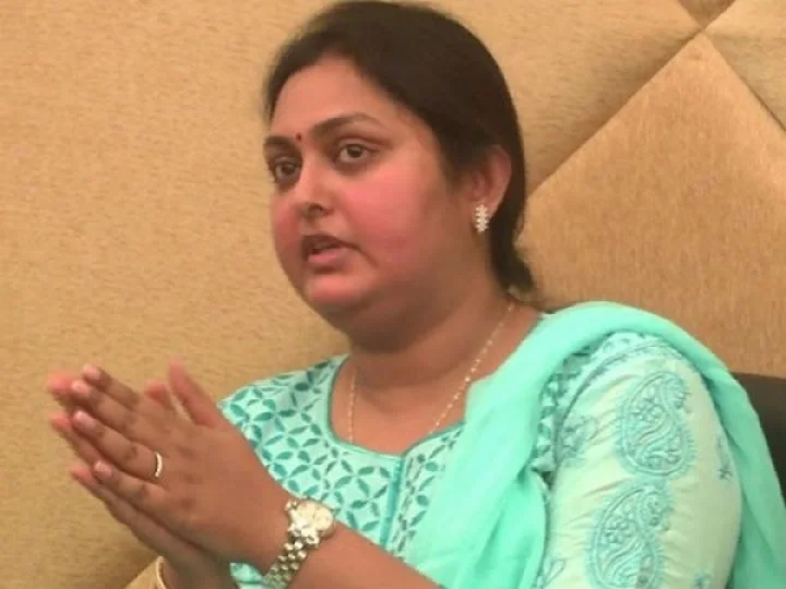 சிங்கம் தனியாக இருந்தால் சிறுநரி கூட வேட்டையாடும்: ஜெயலலிதா சமாதியில் விந்தியா!