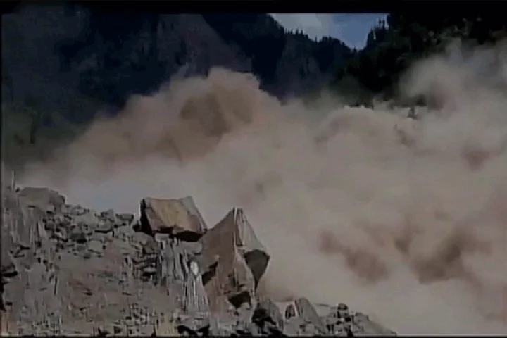 உத்தரகாண்டில் பயங்கர நிலச்சரிவு: 13,500 பத்ரிநாத் யாத்ரீகர்களுக்கு பாதிப்பு