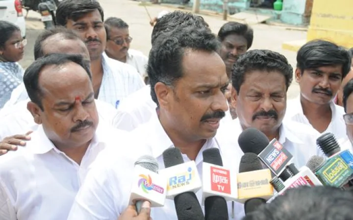 மு.க.ஸ்டாலின் தூர்வாரியதினால் தான் குளங்கள் நிரம்பியதா?- அமைச்சர் எம்.ஆர்.விஜயபாஸ்கர் நக்கல்