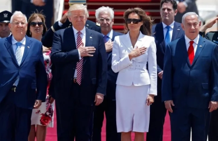 கைப்பிடித்த ட்ரம்ப்; தட்டிவிட்ட மனைவி..... வைரல் வீடியோ