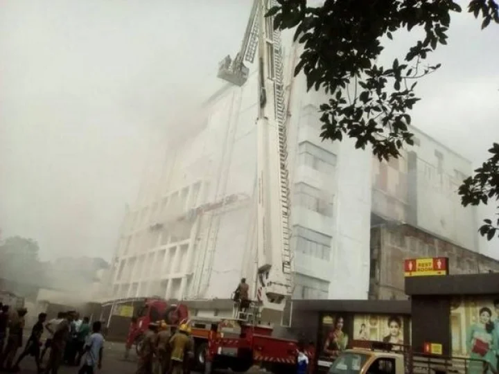 சென்னை சில்க்ஸ் கட்டிடம் இடிந்து விழும் அபாயம்? - 7 மணி நேரமாக எரியும் தீ