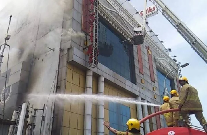 சென்னை சில்க்ஸ் தீ விபத்து ; தீயை அணைக்க முடியாமல் திணறும் அதிகாரிகள்