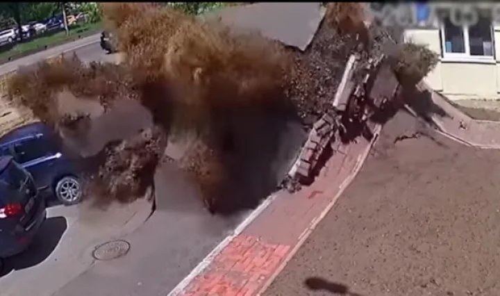 பூமியை பிளந்து கொண்டு வந்த ராட்சத தண்ணீர் (வீடியோ இணைப்பு)