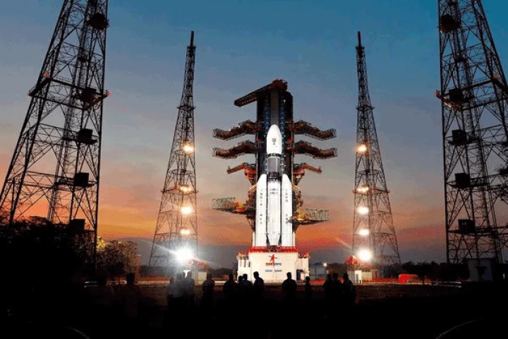 விண்வெளிக்கு செல்லும் பிரதமர் மோடி புகைப்படம், பகவத் கீதை!