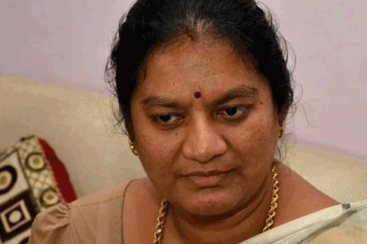 தமிழக அரசியலை பார்த்து நாடே சிரிக்குது. வேதனையில் சசிகலா புஷ்பா