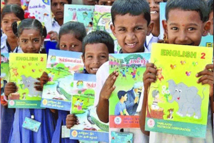 இன்று பள்ளிகள் திறப்பு: முதல் நாளிலேயே சீருடை, புத்தகங்கள் வழங்க ஏற்பாடு