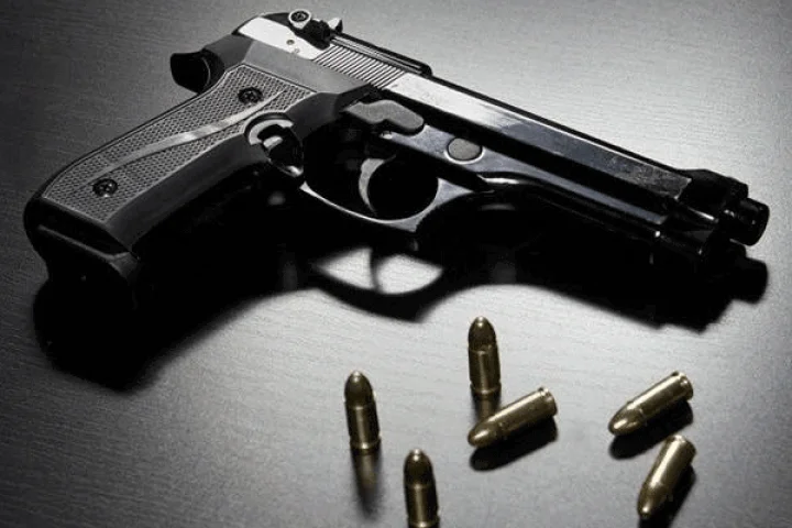 கரண்ட் கட் ஆனதால் மின்சார ஊழியர்களை துப்பாக்கியால் சுட்ட நீதிபதி