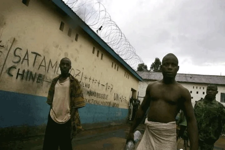 சிறையில் பயங்கர கலவரம்: 900 கைதிகள் தப்பித்தனர்.