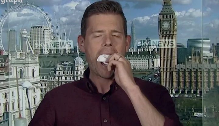 நேரலையில் புத்தகத்தை கடித்து முழுங்கிய எழுத்தாளர் (வீடியோ)