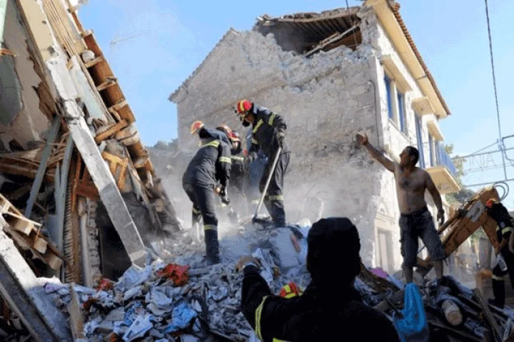 கிரீஸ் நாட்டில் வரலாறு காணாத நிலநடுக்கம். சீட்டுக்கட்டு போல் சரிந்த கட்டிடங்கள்