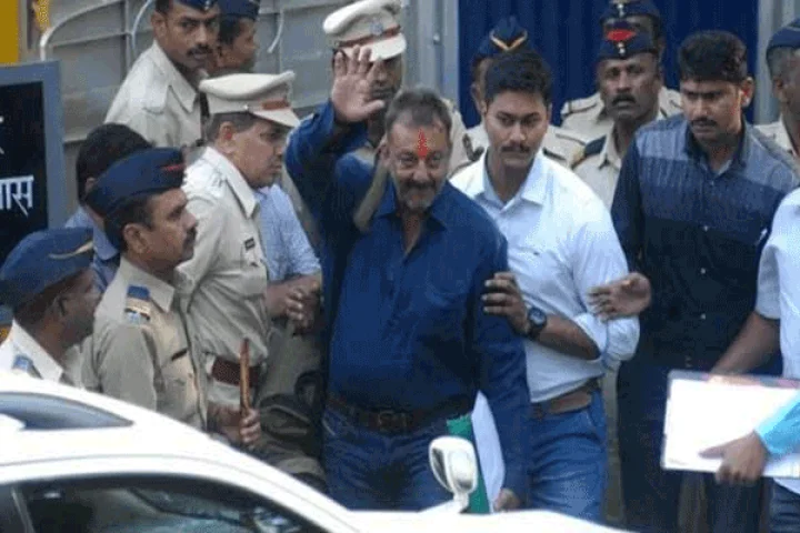 சஞ்சய்தத் மீண்டும் சிறை செல்வாரா? முன்கூட்டியே விடுதலை செய்த விவகாரத்தில் சிக்கல்