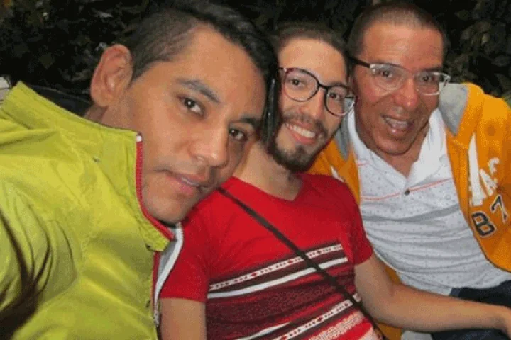 மூன்று இளைஞர்கள் திருமணம்: ஒரே வீட்டில் குடும்பம் நடத்தும் கொடுமை