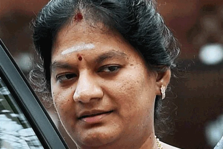 அதிமுகவை சுக்குநூறாக்க சசிகலா அதிரடி திட்டம்