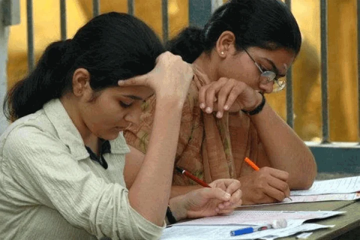 பொறியியல் கல்லூரிகளுக்கும் தேசிய அளவில் பொதுத்தேர்வு: மத்திய அரசு அதிரடி திட்டம்