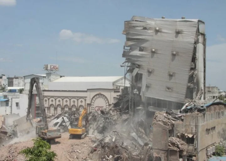 முழுவதுமாக இடிக்கப்பட்ட சென்னை சில்க்ஸ் கட்டடம்....