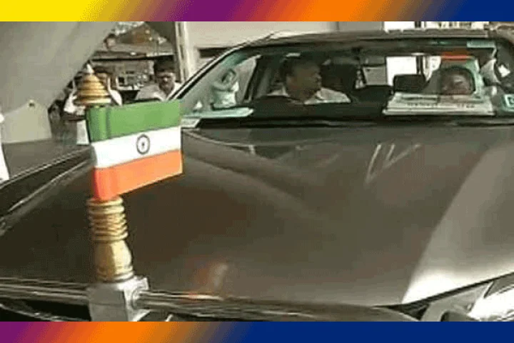 காரில் தேசிய கொடியை தலைகீழாக வைத்த முதல்வரைன் டிரைவர் சஸ்பெண்ட்