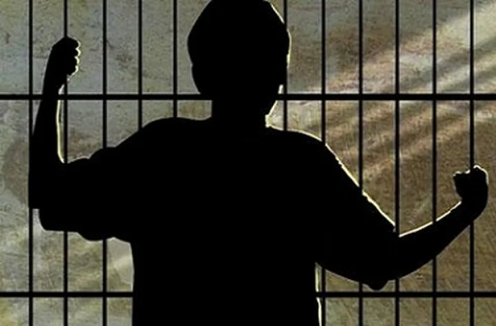 தேங்காய் உரித்துக் கொண்டிருந்த பெண்ணை 9-ஆம் வகுப்பு மாணவன் செய்த காரியம்!