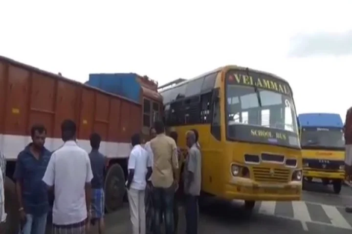 பள்ளி பேருந்து மீது மோதிய மணல் லாரி - அமைச்சர் வீட்டருகே விபத்து (வீடியோ)