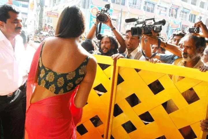 ரூ.10 கோடி கொடுப்பது கவர்ச்சிக்காகத்தான்! லேடி சூப்பர் ஸ்டாருக்கு இயக்குனர் பதில்