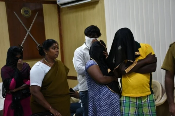 பார்க்கதான் மாசாஜ் சென்டர் ஆனா பன்றது பலான வேலை: 6 பெண்கள் அதிரடியாக மீட்பு!