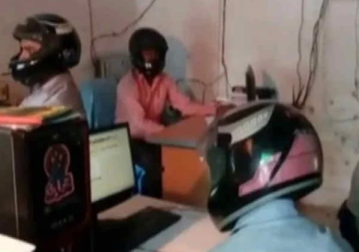 ஹெல்மெட் அணிந்தவாரே அலுவலங்கலில் பணி புரியும் ஊழியர்கள்: காரணம் என்ன??